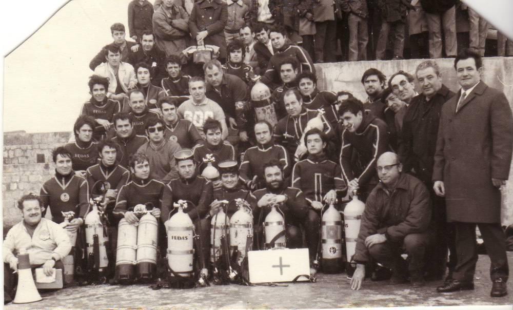 Grupo de buceadores del CEVAS posando en unas escaleras de piedra