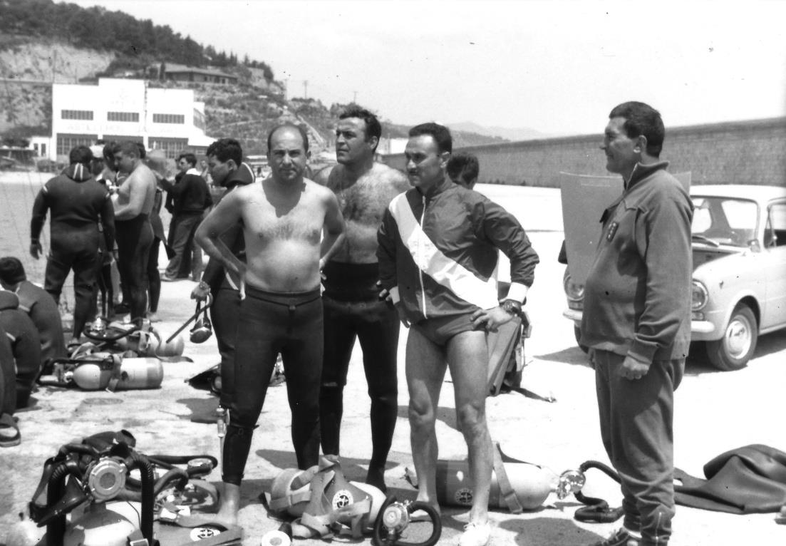 Grupo de escafandristas con sus equipos junto a un pabellón, Arenys de Mar