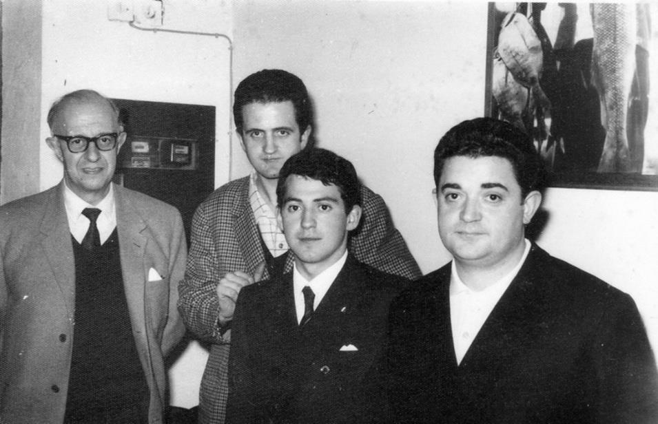 Francisco Pizarro Asenjo y José María Gabarain Oyarzabal junto a otras dos personas