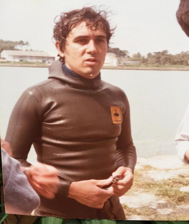 Gracián Iturrioz con traje de neopreno junto a una lámina de agua