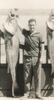 Luis Aldecoa junto a dos grandes capturas de pesca submarina